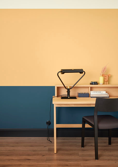 Arbeitszimmer mit Farbkontrasten
