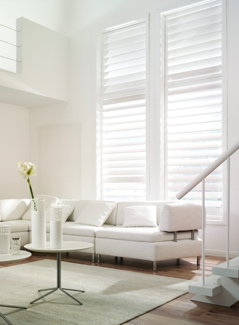 Großzügige Fenster und helle Farbgestaltung im Wohnzimmer