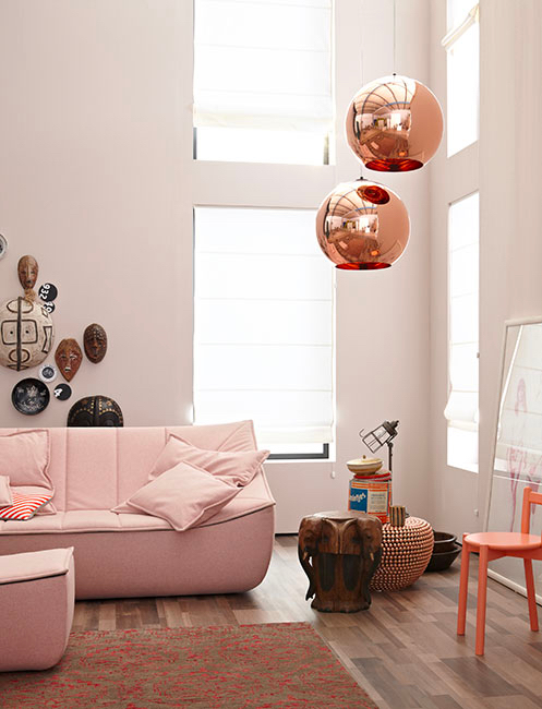 Rosa Sofa und Kugeln