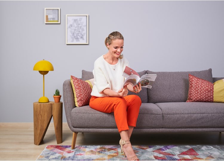 Eva Brenner auf Sofa