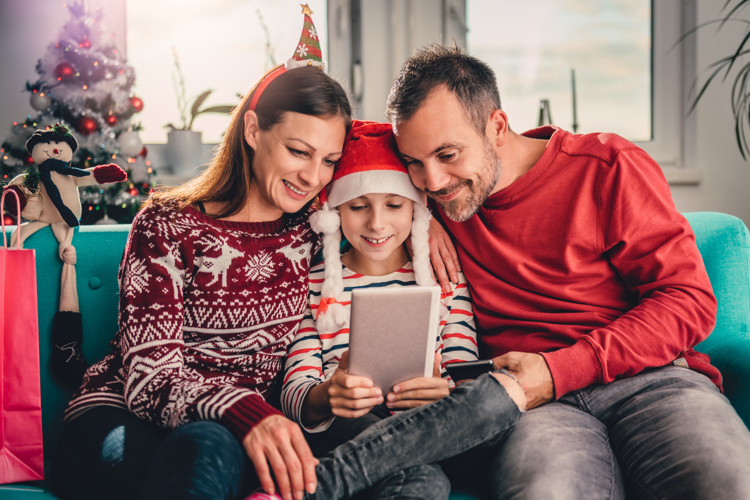 Familie mit Weihnachtspulli