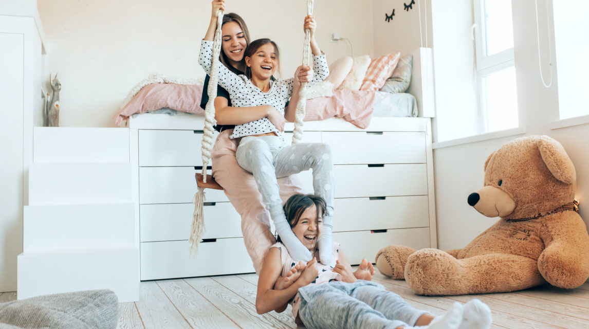 Drei Mädchen in ihrem Kinderzimmer 