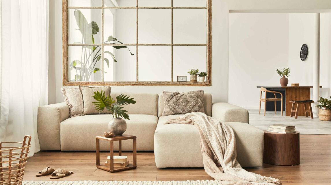 Wohnzimmer in warmen beige Tönen