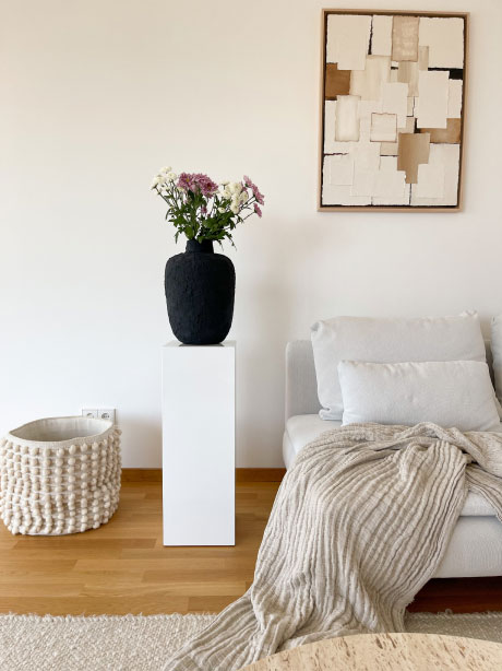 Weißes Zimmer mit Vase