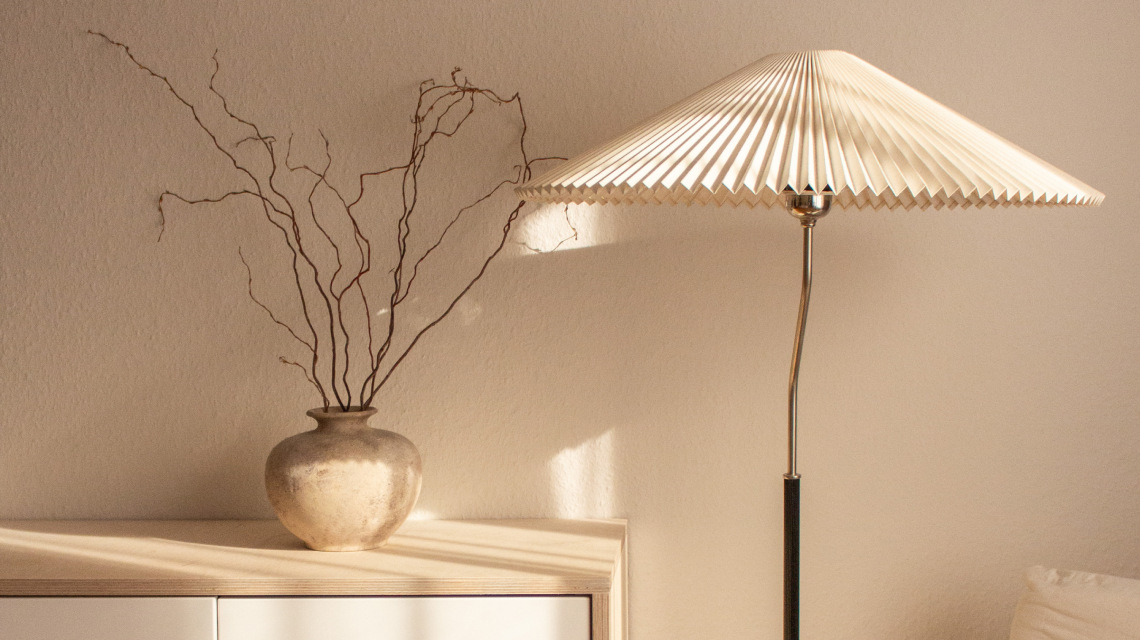Inneneinrichtung mit Keramiktopf und Lampe