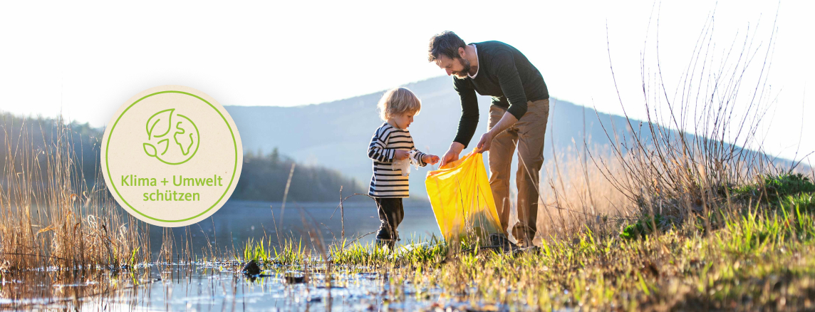 Müll einsammeln Kind und Vater
