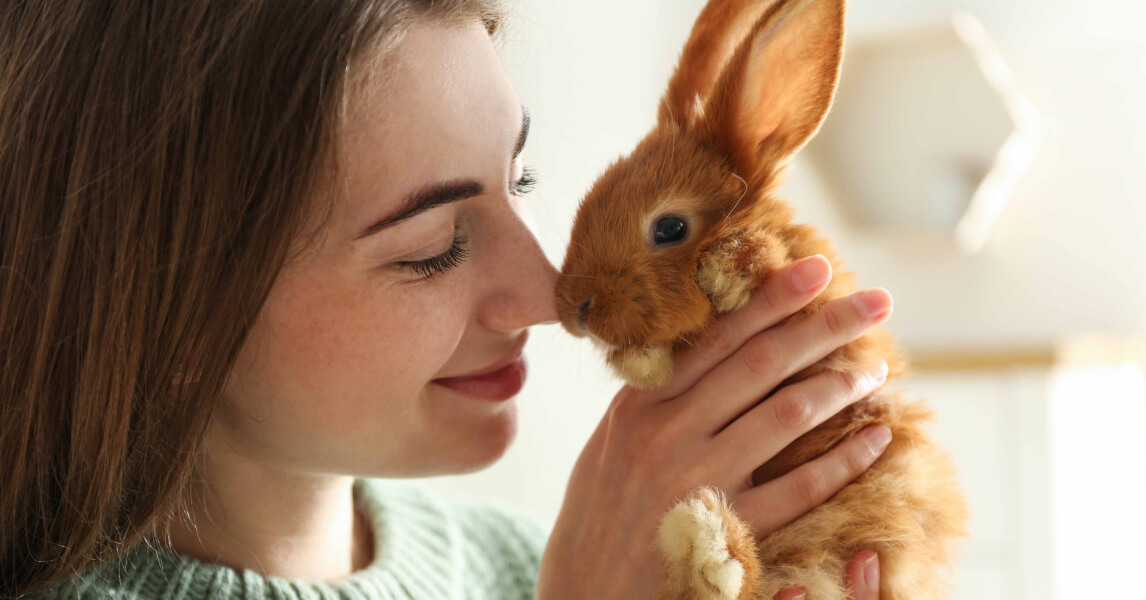 Frau mit Hase