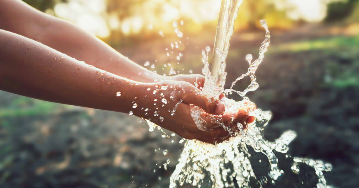 Hände unter wasser
