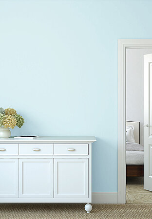 Kommode vor Sonntagsblau Wand