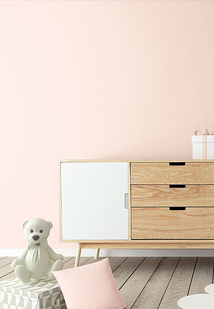 Kommode vor Zarter Rosentau Wand