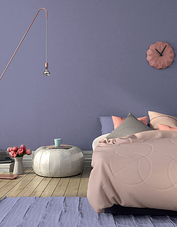 Lila Wand mit Uhr