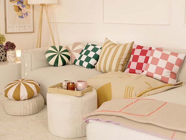 Wohnzimmer mit bunten Dekokissen
