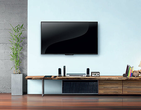 Flatscreen vor blauer Wand