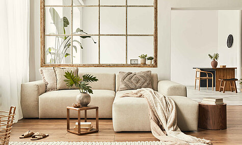 Wohnzimmer in warmen beige Tönen