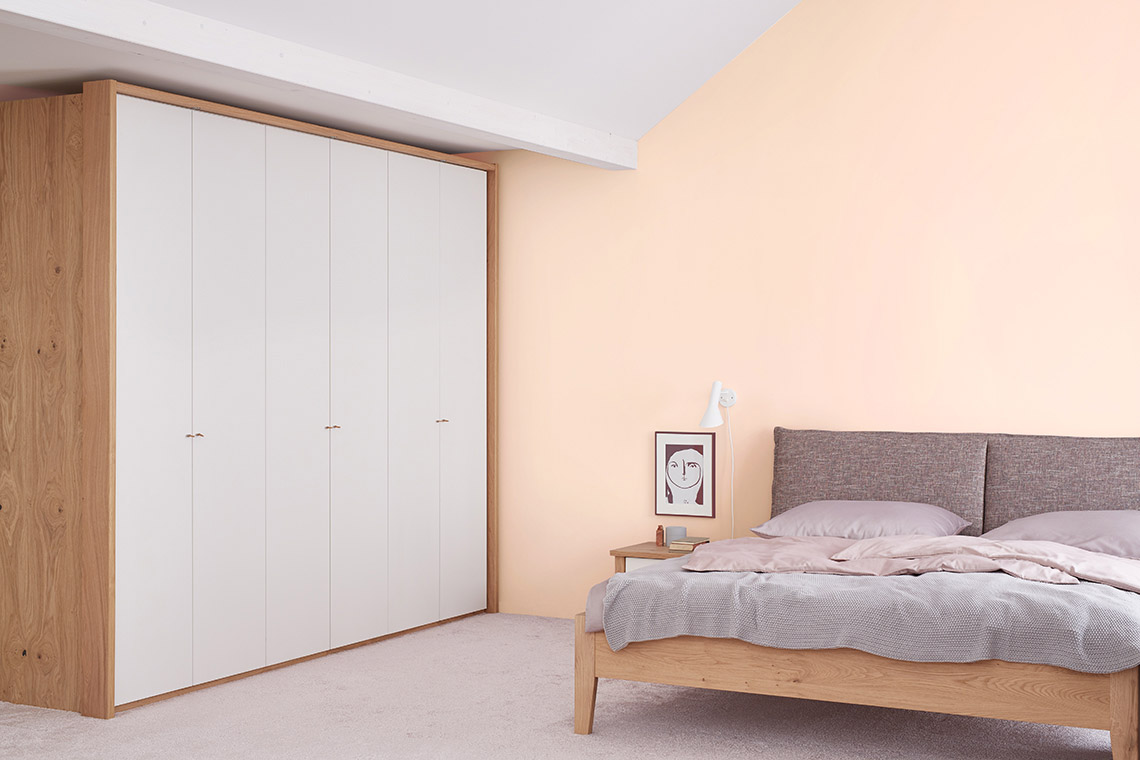 Schlafzimmer mit grauem Bett, Trendfarbe Poudre Schlafzimmer mit grauem Bett, Trendfarbe Poudre