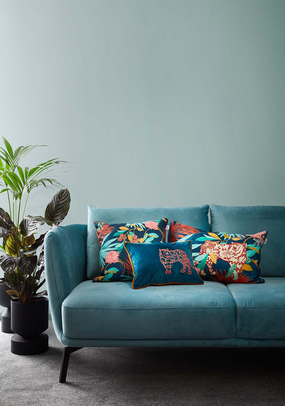 Wohnzimmer mit grünem Sofa, Designfarbe Jadegrün Wohnzimmer mit grünem Sofa, Designfarbe Jadegrün