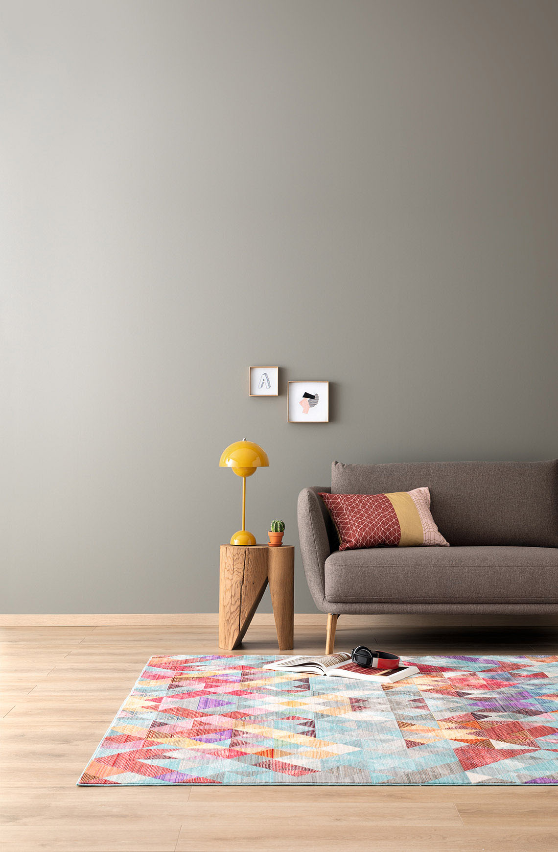 Wohnzimmer mit buntem Teppich, Designfarbe Platingrau Wohnzimmer mit buntem Teppich, Designfarbe Platingrau