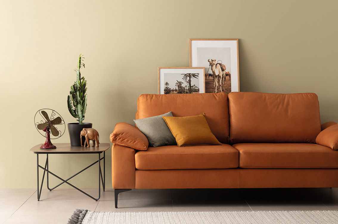 Wohzimmer mit braunem Sofa, Designfarbe Wüstengelb Wohzimmer mit braunem Sofa, Designfarbe Wüstengelb