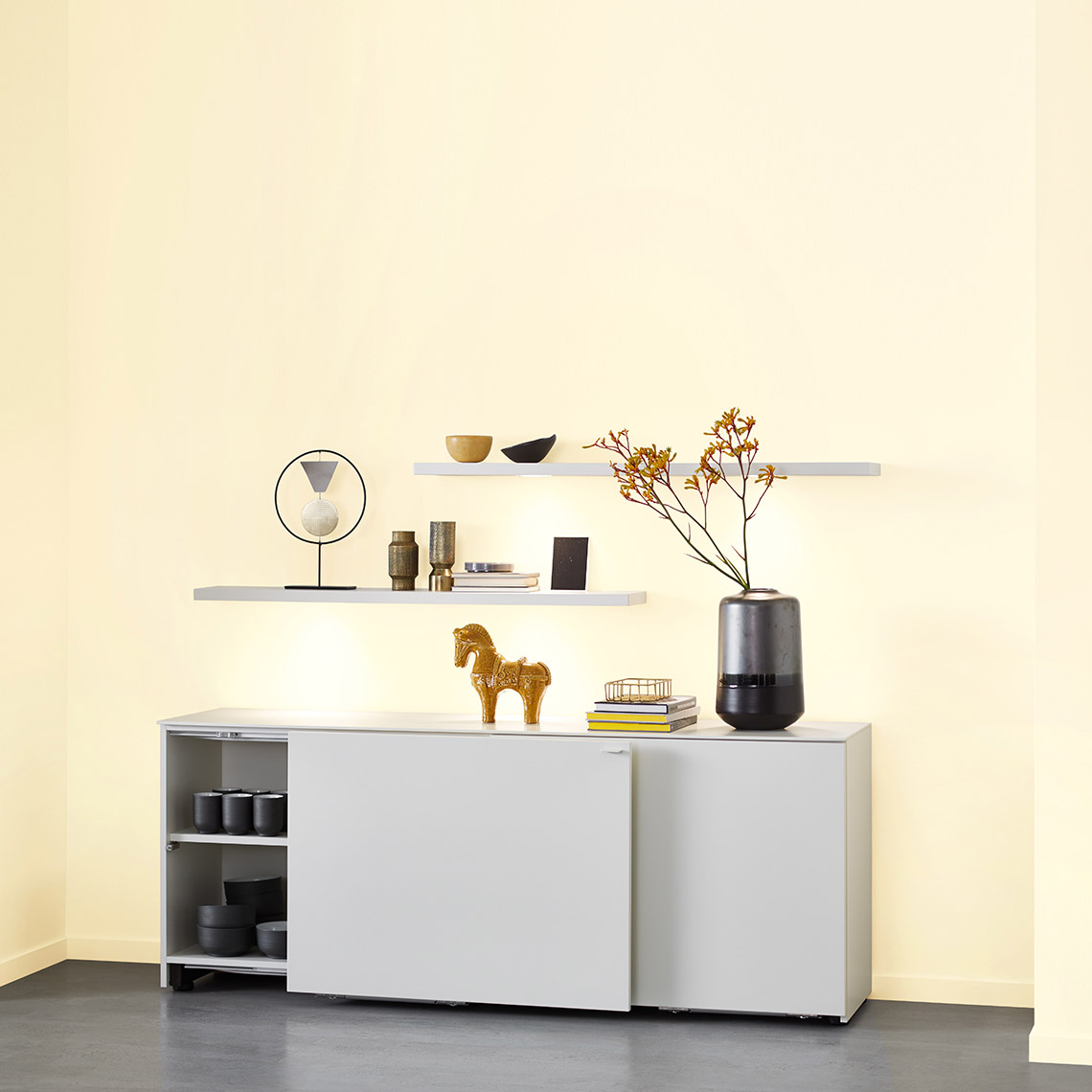Wohnzimmer mit weißem Schrank Trendfarbe Cashmere Wohnzimmer mit weißem Schrank Trendfarbe Cashmere