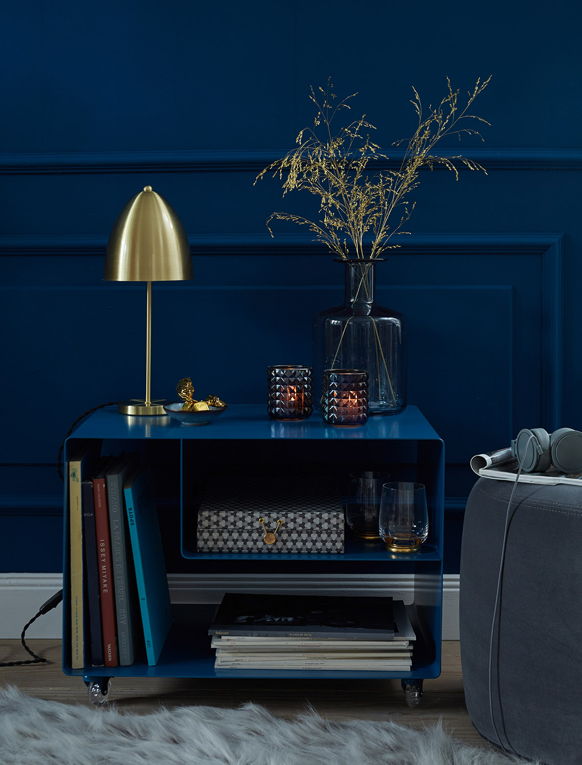 Wohnzimmer mit goldener Lampe, Trendfarbe Riviera Wohnzimmer mit goldener Lampe, Trendfarbe Riviera