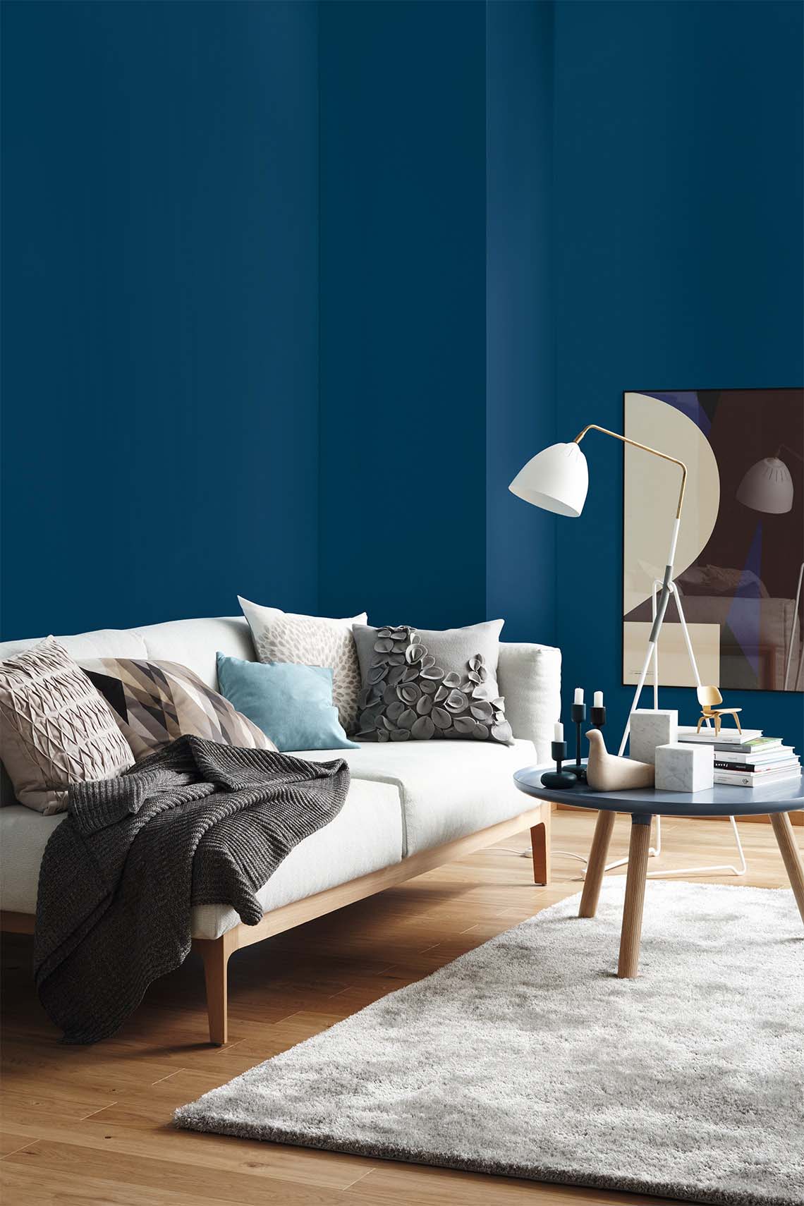 Wohnzimmer mit hellem Sofa, Trendfarbe Riviera Wohnzimmer mit hellem Sofa, Trendfarbe Riviera